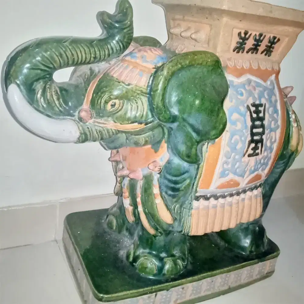 Barang antik Gajah Keramik Thailand