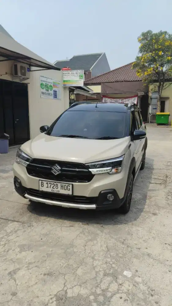 Jual mobil bekas XL 7 Alpha Hybrid KM Rendah