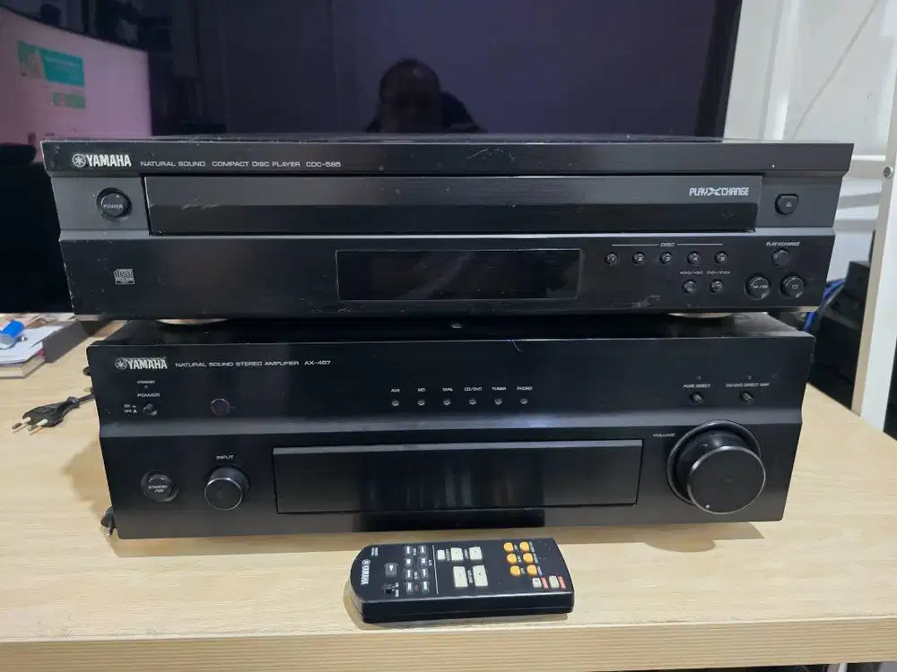 Yamaha AX-497 Natural Sound Stereo Amplifier Yamaha CDC-585 CD Player