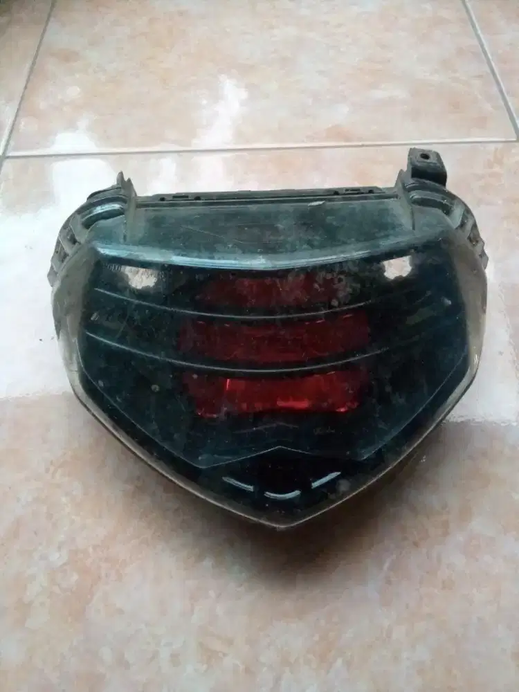 Lampu belakang Mio th 12