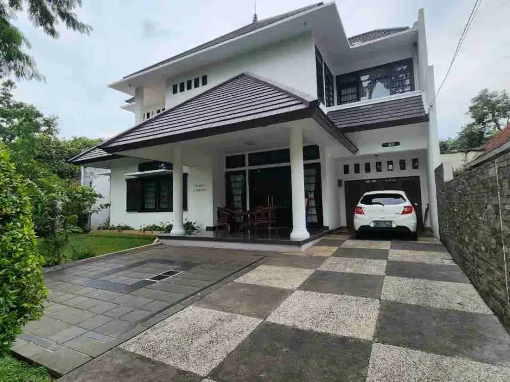 dijual rumah mewah 2 lantai full furnished non heritage di sayap riau bandung