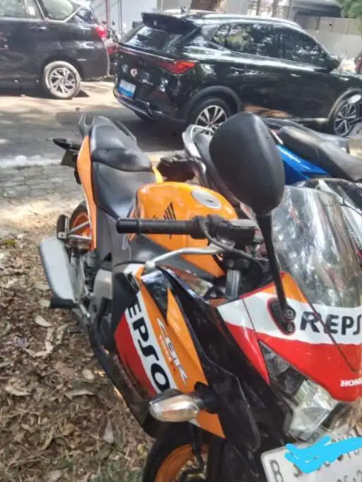 Dijual cepat Honda CBR 150R CBU Thailand Thn 2013 warna repsol edition