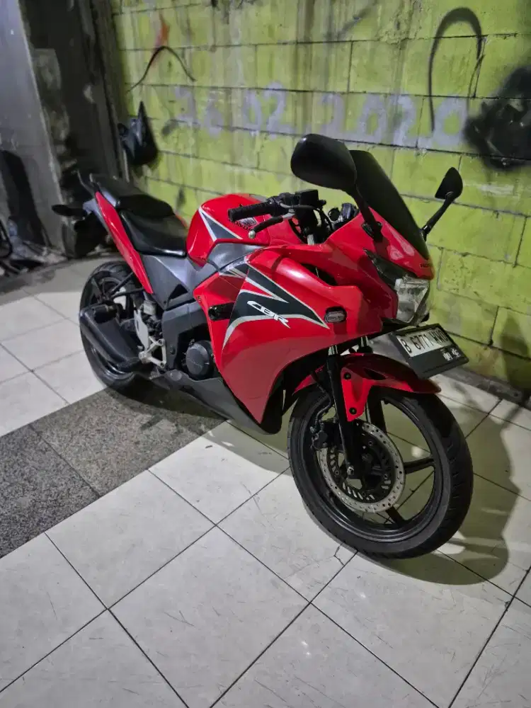 Dijual Honda CBR CBU tahun 2012 surat lengkap pajak hidup panjang