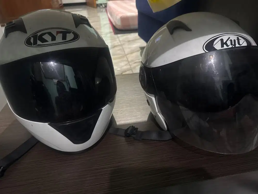 satu set meja makan kaca kursi besi