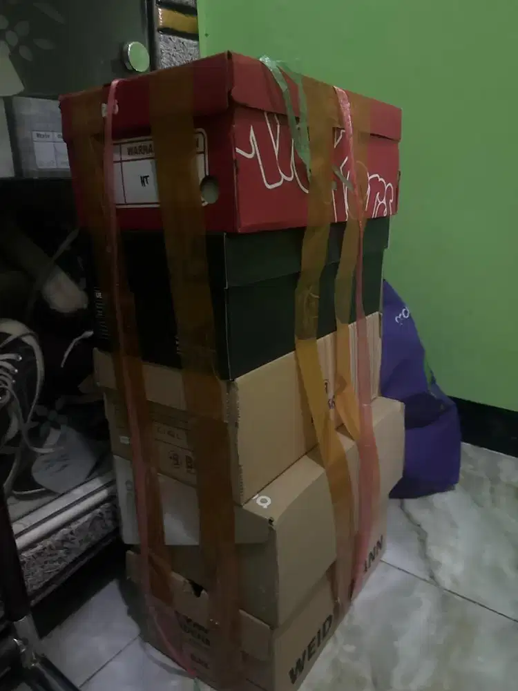 satu set meja kerja dan kursinya