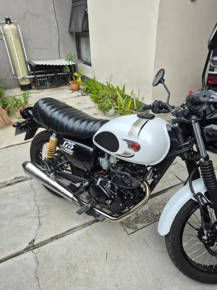 Kawasaki W 175 Cafe putih NIK 2024