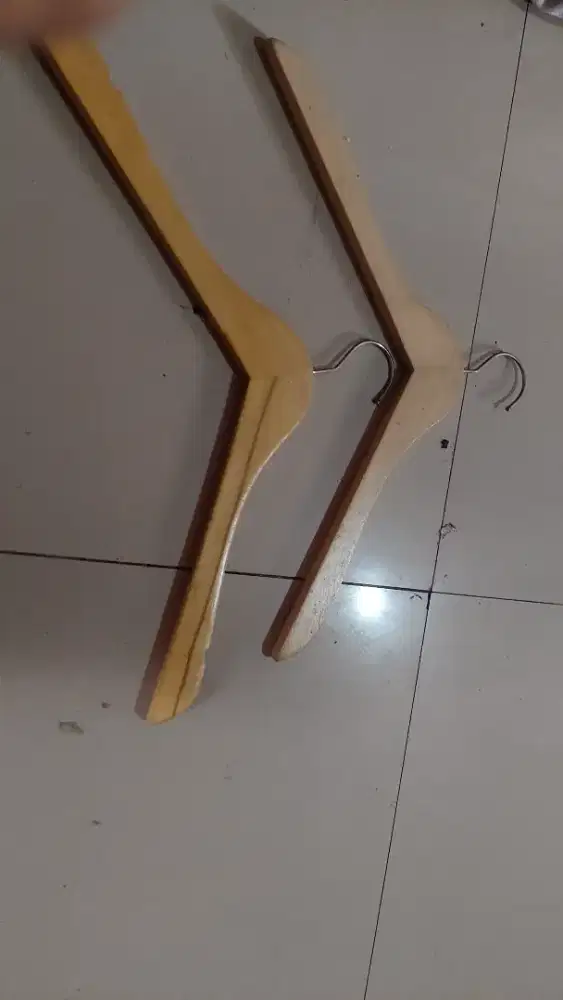 Hanger kayu bekas