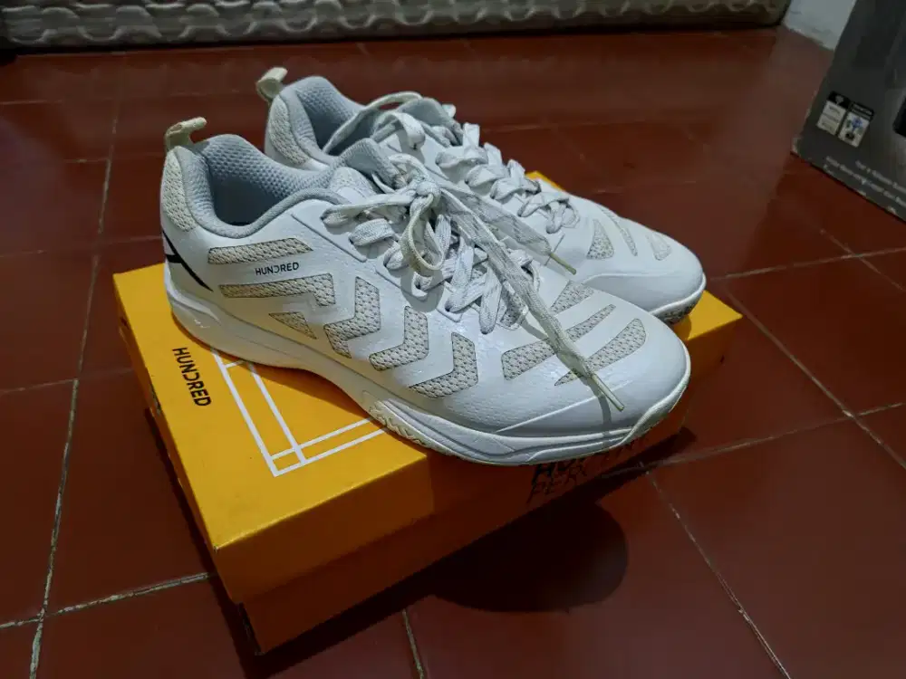 Sepatu Badminton Hundred Beast