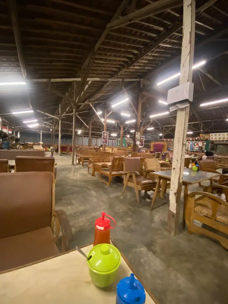 Lowongan server / waiter (pria)