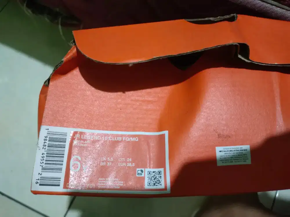 Sepatu Bola Lapangan Besar