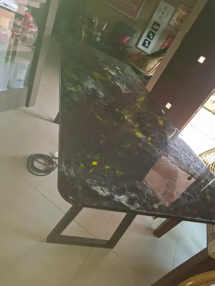 Meja serbaguna resin