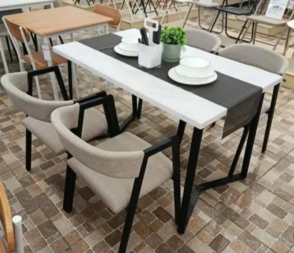 Meja makan minimalis