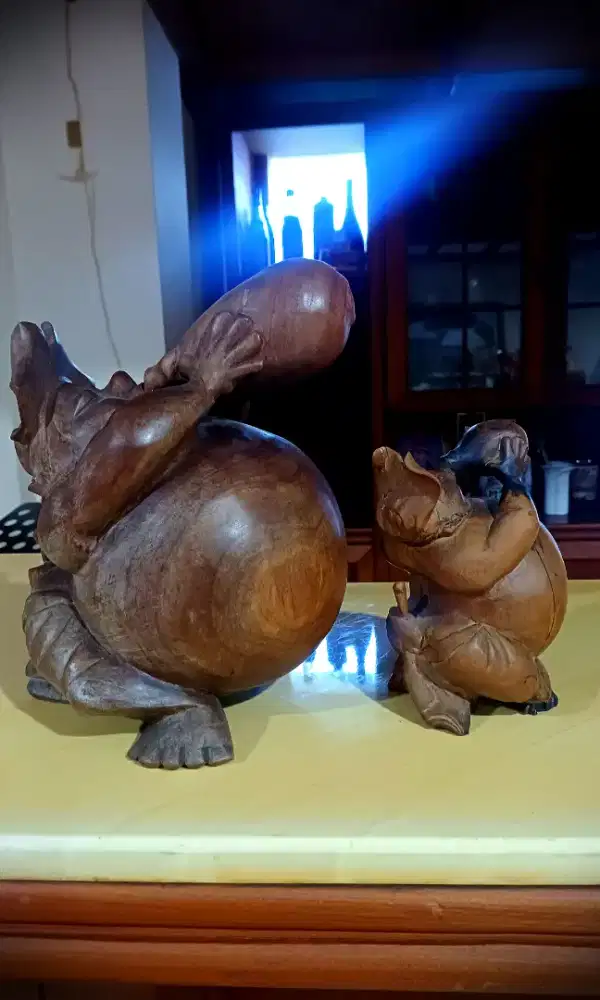 Patung Pria Perut Gendut Minum Bonus Patung Kecil