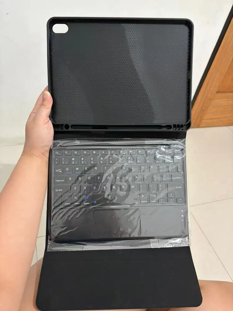 Mils Technologies Touchpad Keyboard Case for iPad Air/Pro (Second)