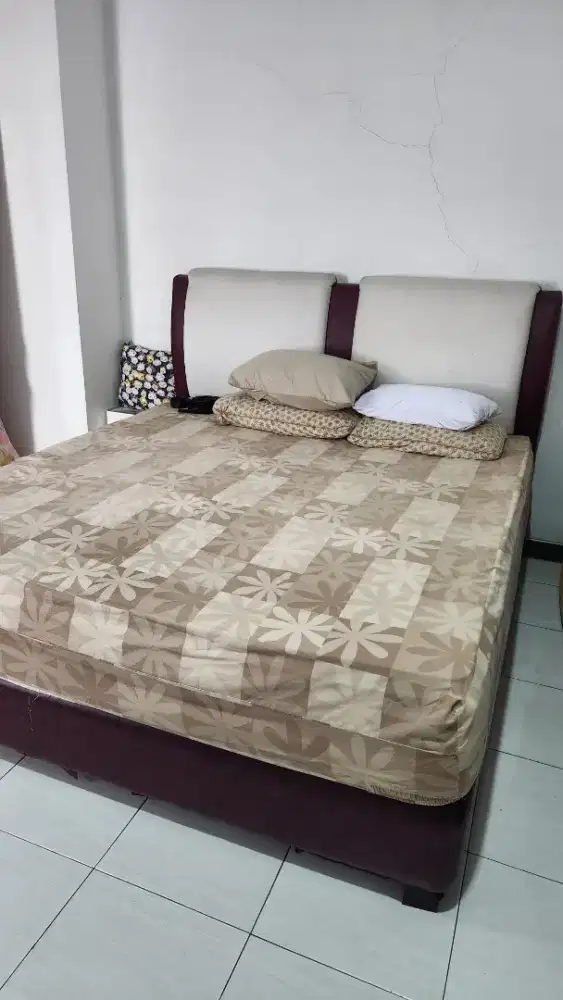 Tempat tidur 180 x 200