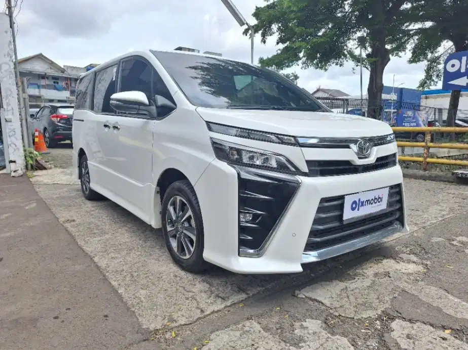 DP MURAH Toyota Voxy 2.0 Bensin-AT 2019 Putih CBICB