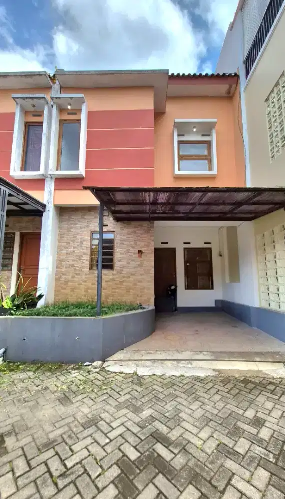 Rumah villa dalam cluster Bandung sayap setra duta