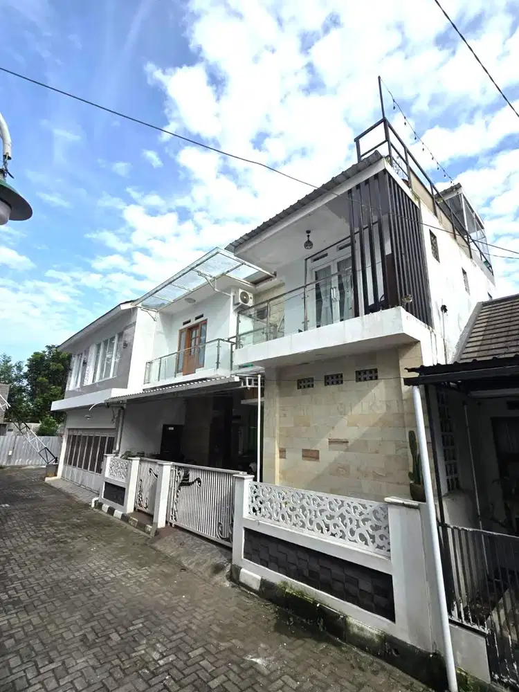 Rumah Lux dengan Rooftop dekat Jalan Besi Jangkang