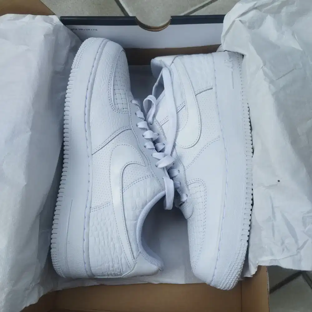 Sepatu Nike air force 1 triple white
