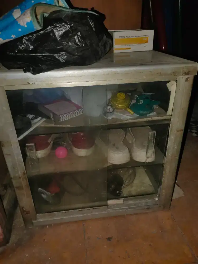 Etalase bekas warung