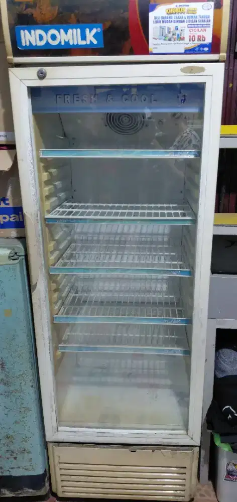 SHOWCASE MINUMAN