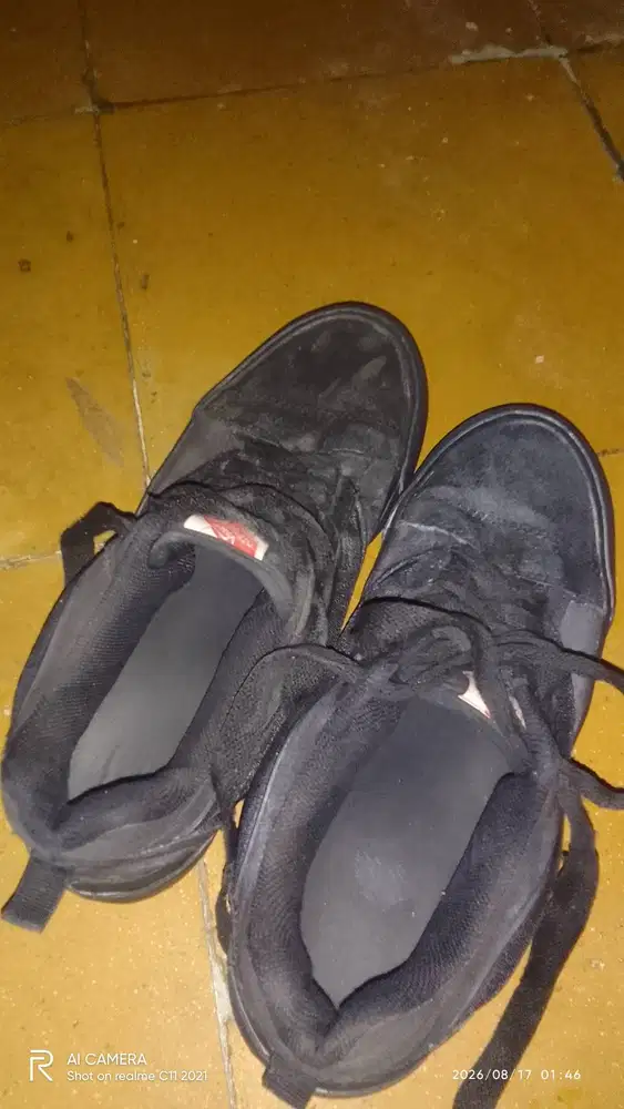 JUDUL: Sepatu Sneakers Hitam Polos — Ukuran Sesuai — Siap Pakai!