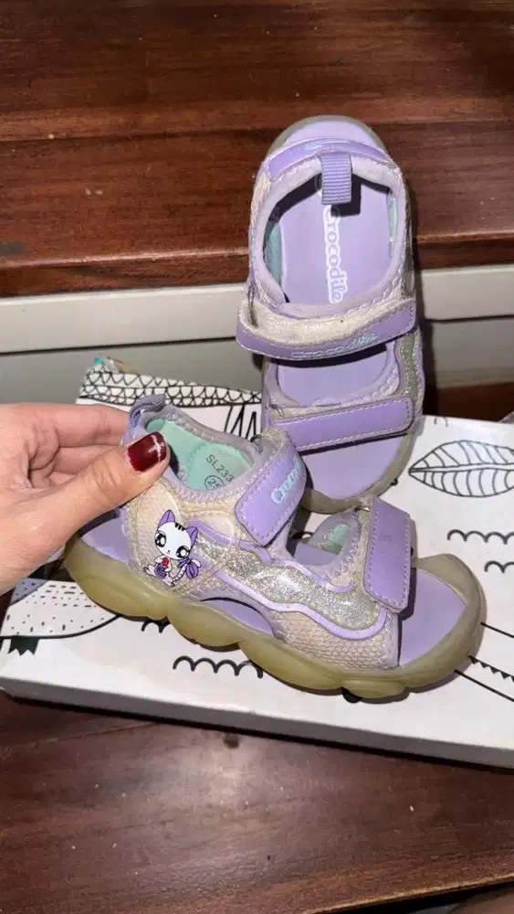 Sepatu sandal lampu anak merk crocodile