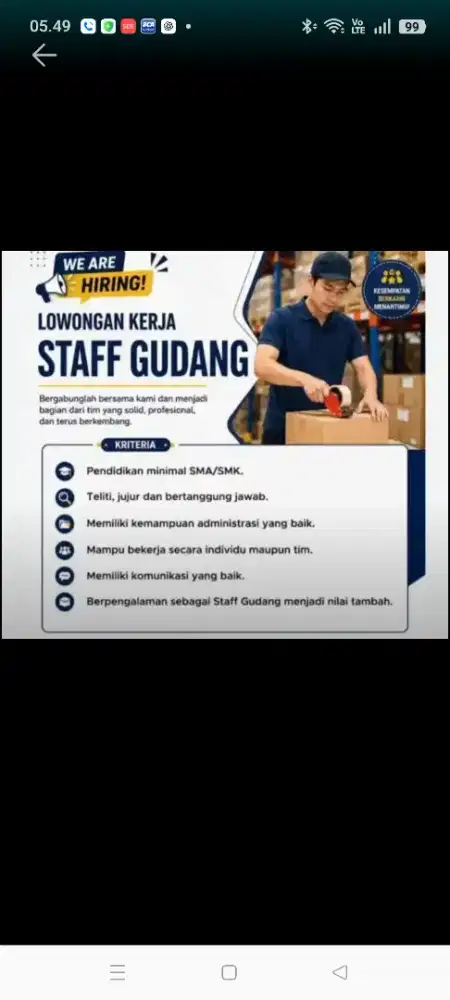 Staf gudang toko online