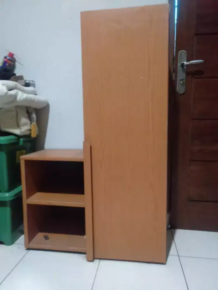 5 lemari dan 1 Meja nakas jati