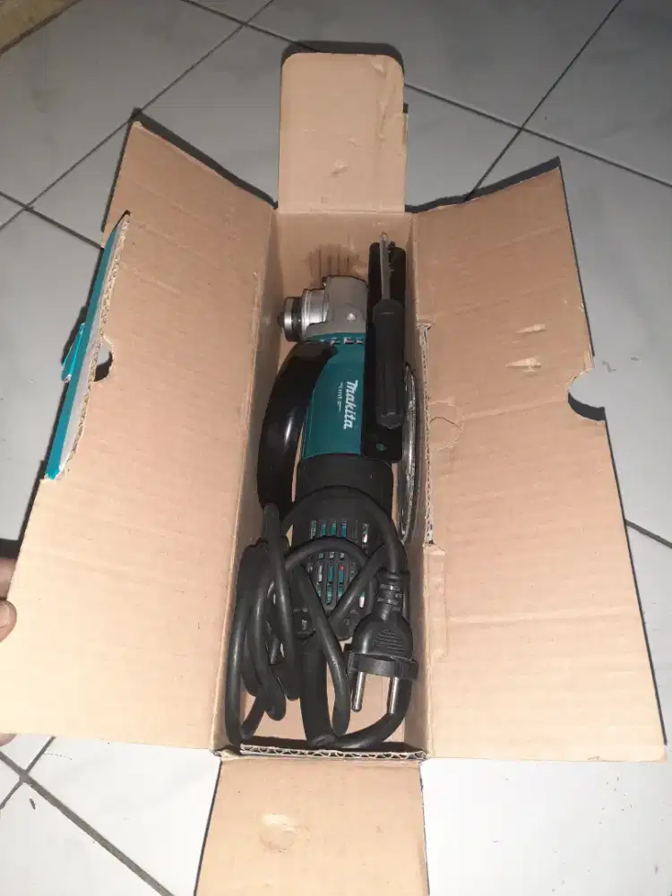 Mesin gerinda makita M0910