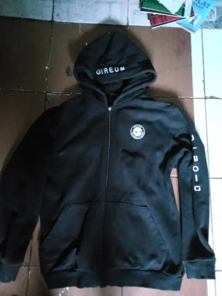 sweater hitam size L