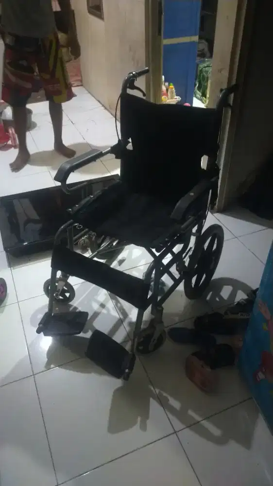 Kursi roda baru pakai sekali kondisi masih bagus  murah aja
