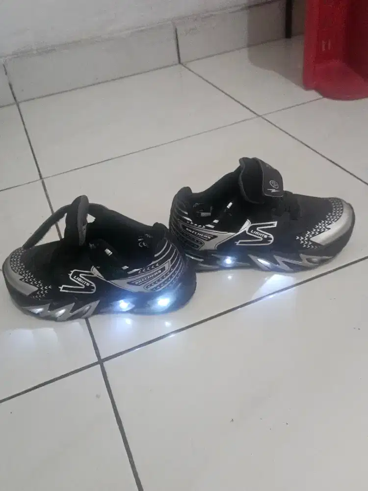 Sepatu skechers lampu masih hidup