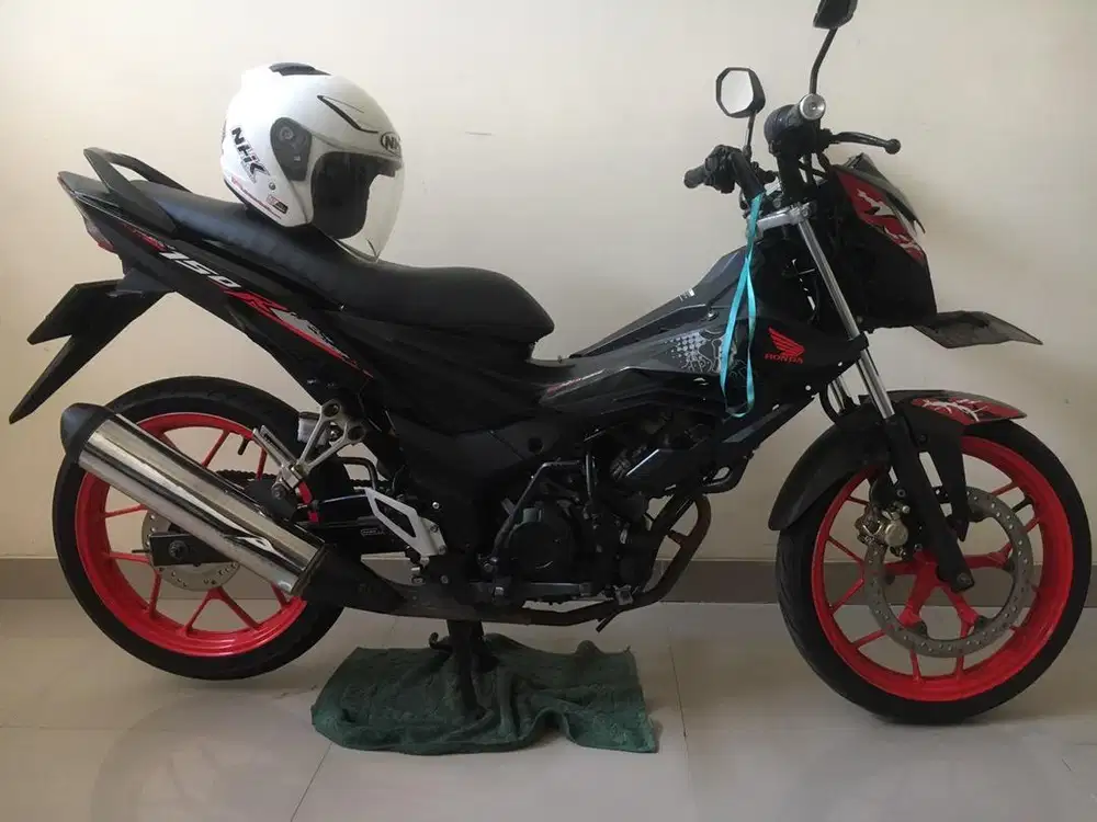 Honda Sonic 150 Spesial Merah hitam