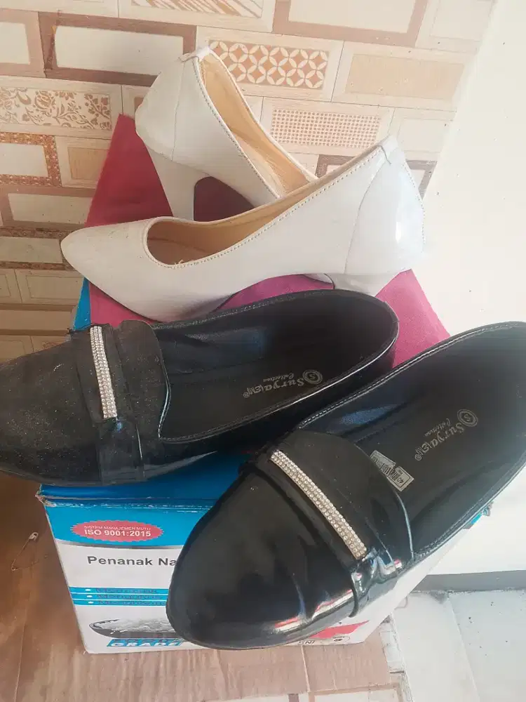 harga untuk dua pasang sepatu