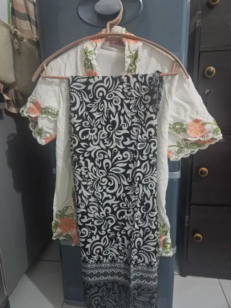 Jual Cepat Kebaya/Kartini Bordir Cantik Size S - Kondisi Bagus