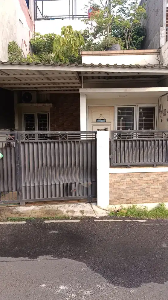 Di kontrakan rumah pinggir jalan dalang munjul