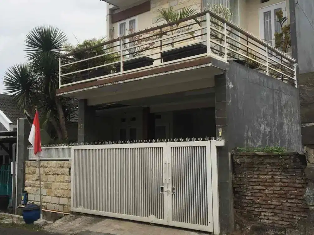 TURUN HARGA DIJUAL RUMAH MEWAH 2 LANTAI DI TENGAH KOTA MALANG