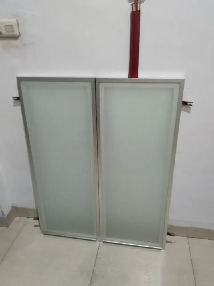 Pintu lemari aluminium kaca buka samping