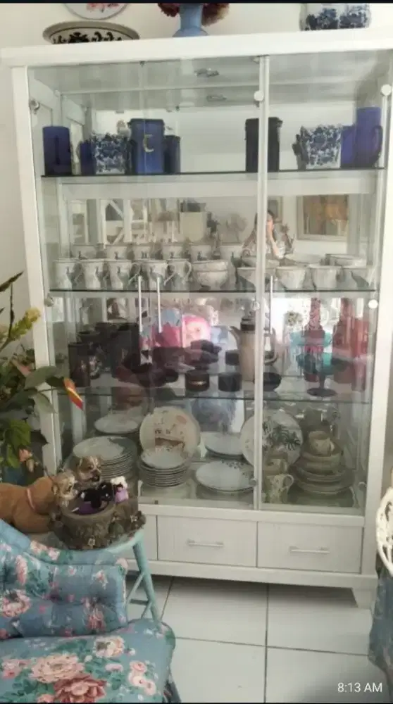 Lemari Hias Kaca Putih Full Isinya Barang Antik & Keramik (Jual Paket)
