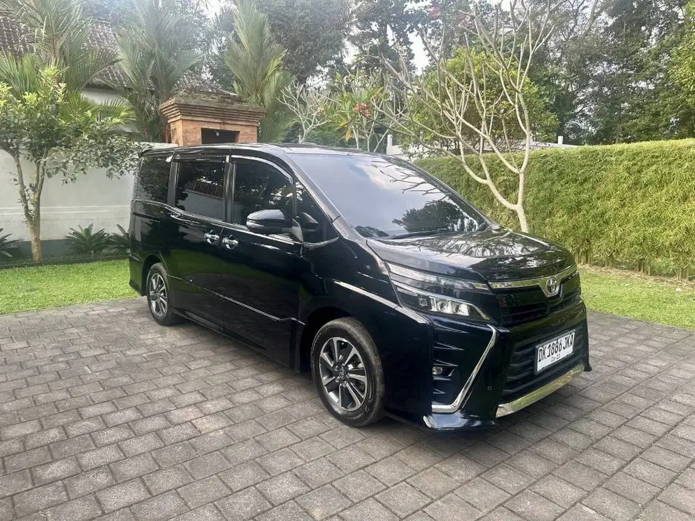 TOYOTA VOXY 2020 - Image 1 of 10