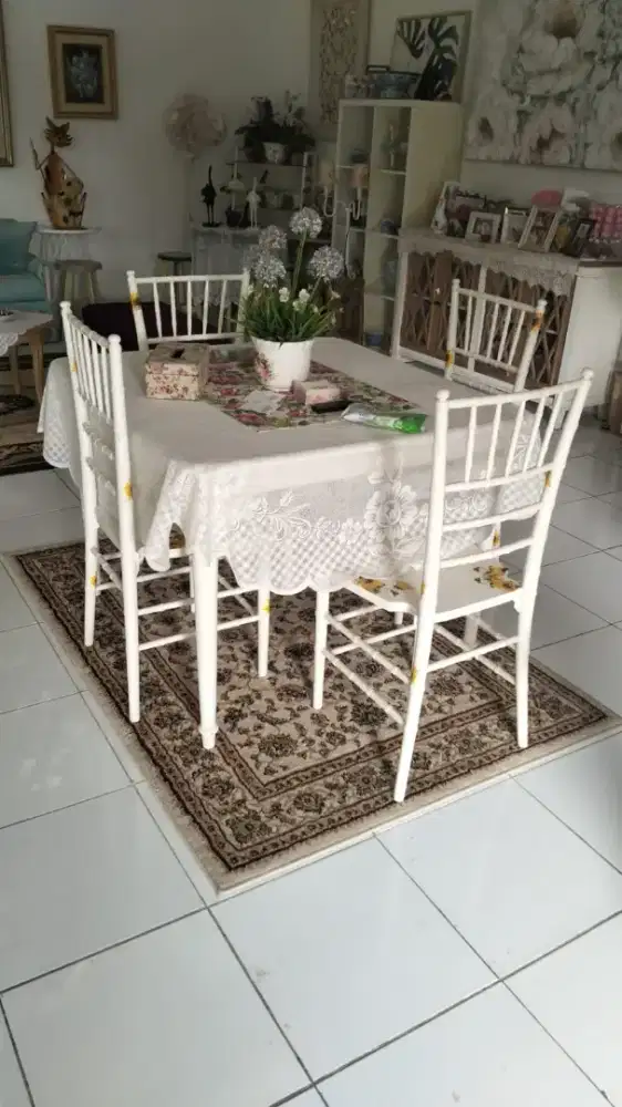 Meja Makan Klasik Minimalis Putih (1 Meja +4 Kursi Chiavari / Tiffany)