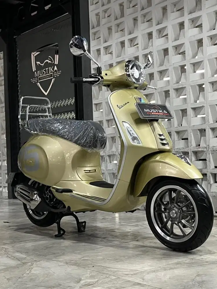 Vespa Primavera Anniversary Edition Low KM!