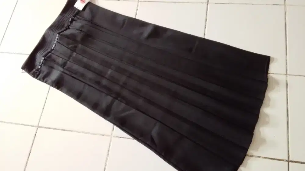 Rok wanita, hitam polos