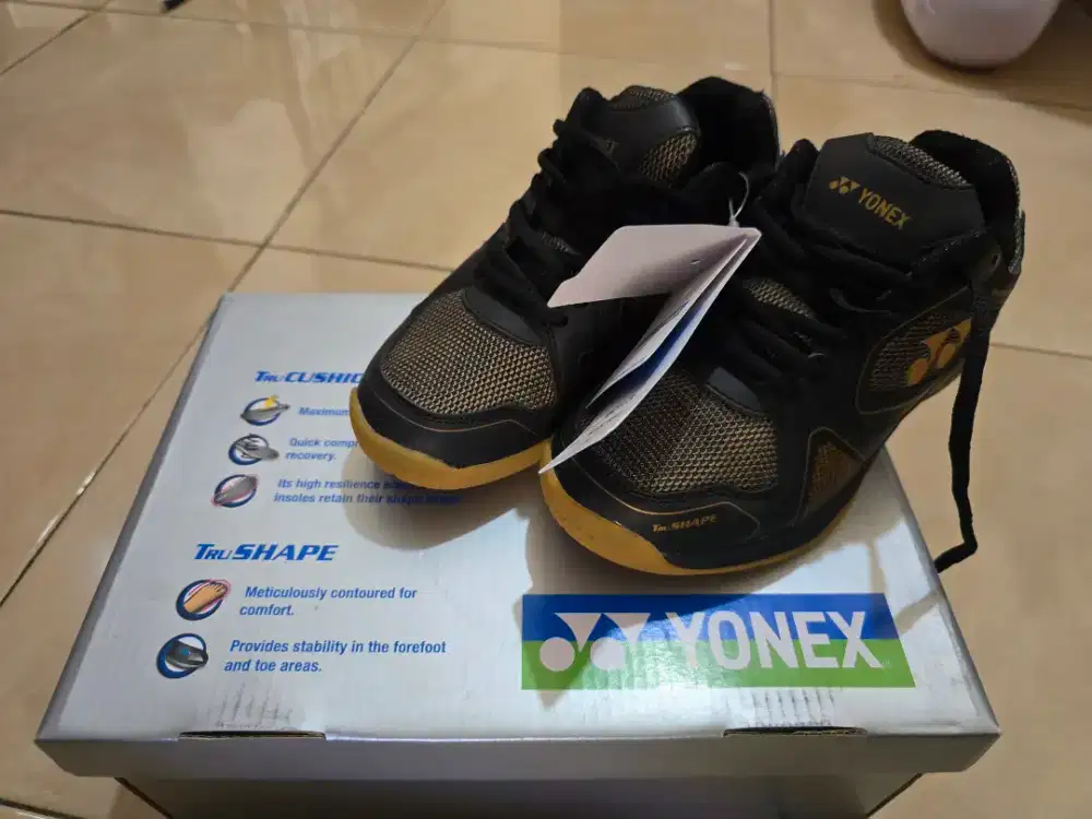 Sepatu Bulutangkis YONEX