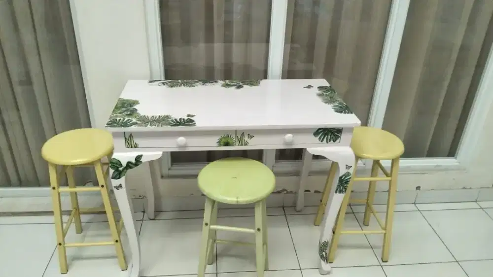 Set Meja Minimalis Putih Motif Tropical Monstera  3 Kursi Bangku Stool