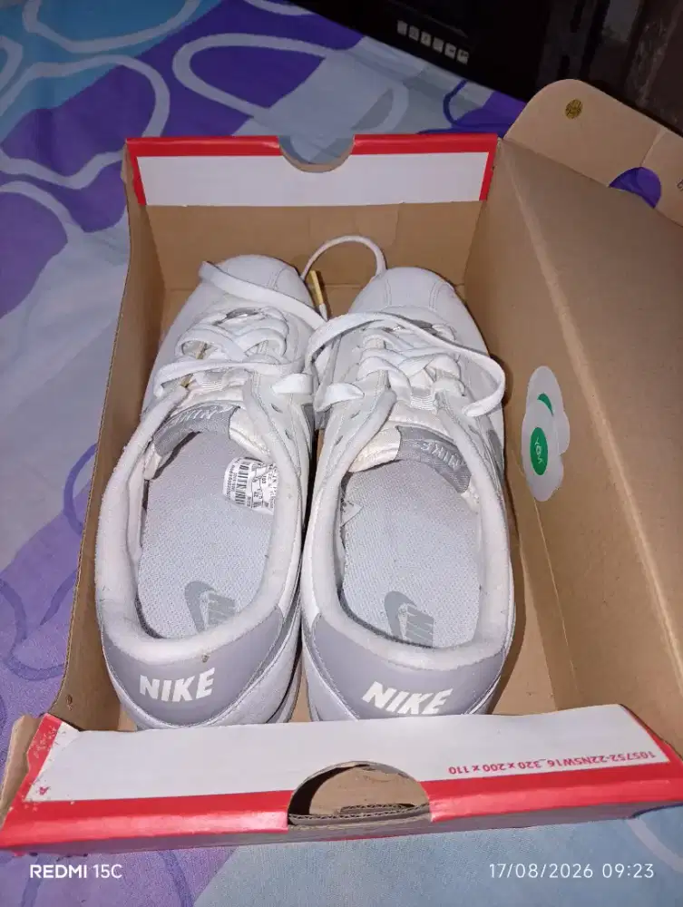 Sepatu nike putih
