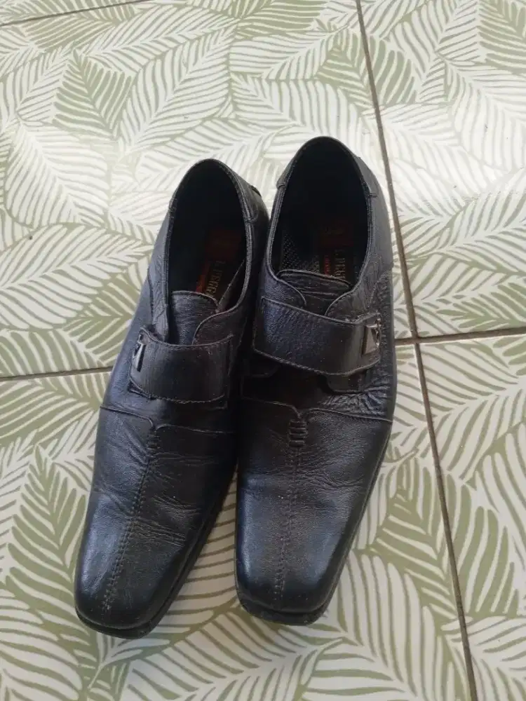 Jual sepatu bekas