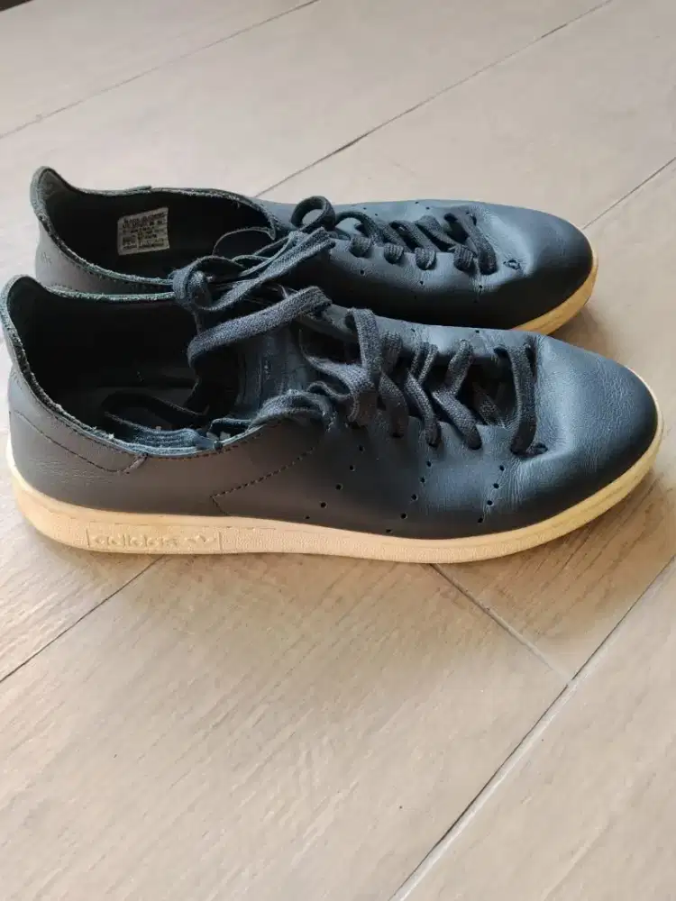 Sepatu Leather Adidas black Stan Smith (preloved)