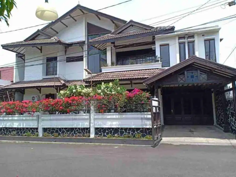 Rumah Terawat Siap Huni LB 500
Di Cijagra Buahbatu harga 4,5 Milyar